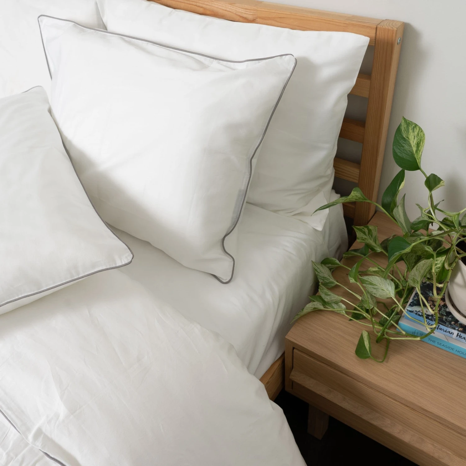 Piped Soft & Cozy Sateen Fitted Sheet Set (3-piece) 4 Piped Soft & Cozy Sateen Fitted Sheet Set (3-piece) - Image 4